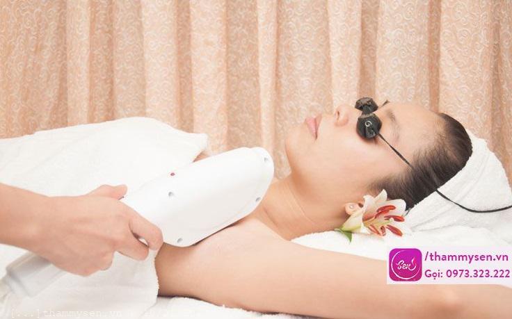 Khách hàng đang triệt lông nách tại thẩm mỹ Sen Khách hàng nữ đang trong buổi triệt lông nách vĩnh viễn