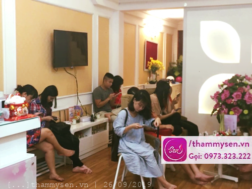 Khách chờ đăng ký triệt lông tại Thẩm Mỹ Sen