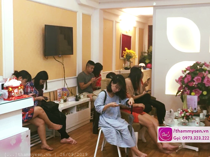 Khách hàng tại thẩm mỹ sen
