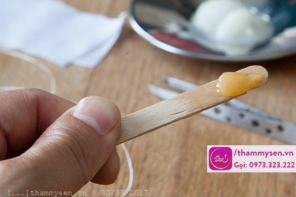 Chuẩn bị wax ria mép