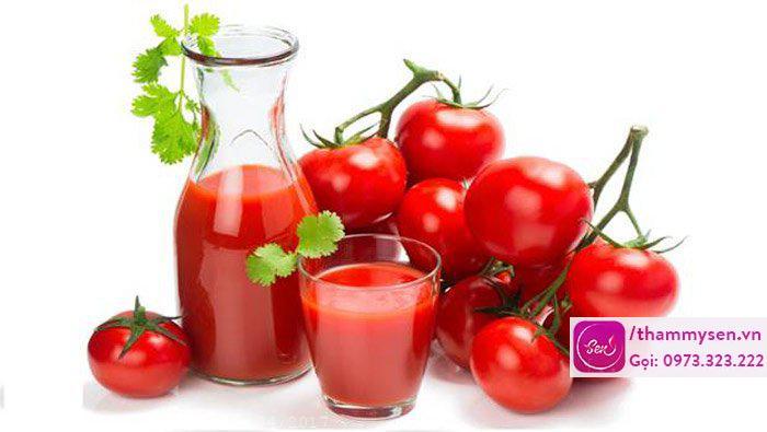 Cách chữa mụn trứng cá ở trán bằng cà chua