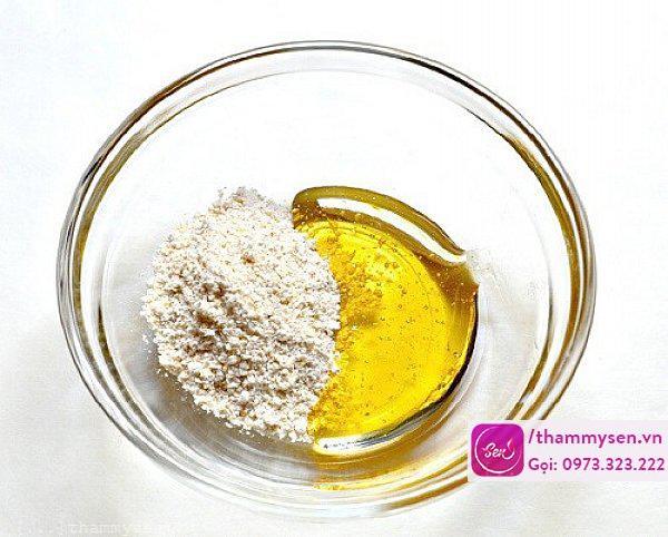 Cách trị mụn bằng dầu oliu cùng với cám gạo đánh bay mụn bọc Cách trị mụn bằng dầu oliu