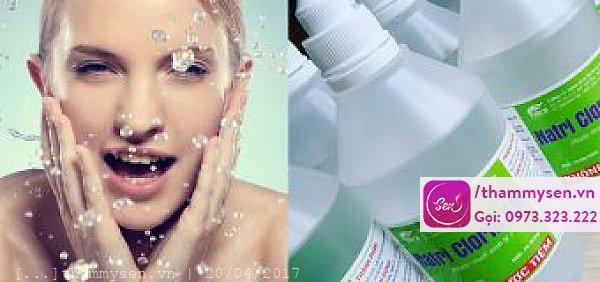 trị mụn bằng nước muối sinh lý
