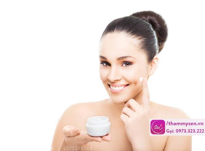 có nên dùng kem dưỡng ẩm cho da mụn
