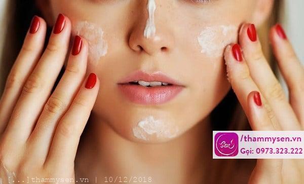 da bị mụn có nên bôi kem chống nắng