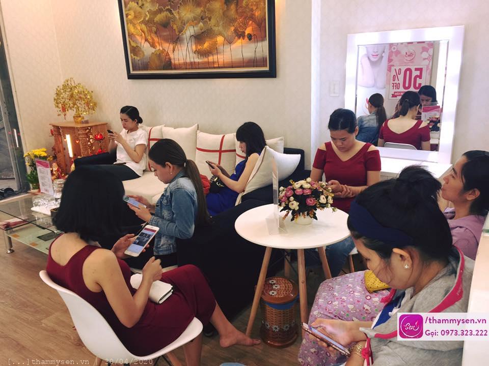Khách hàng ngồi chờ đợi đến lượt làm liệu trình tại Thẩm mỹ Sen TP.HCM