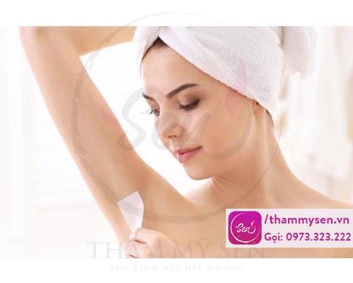 Chăm sóc vùng da nách nhẹ nhàng sau khi wax hoặc tẩy lông nách