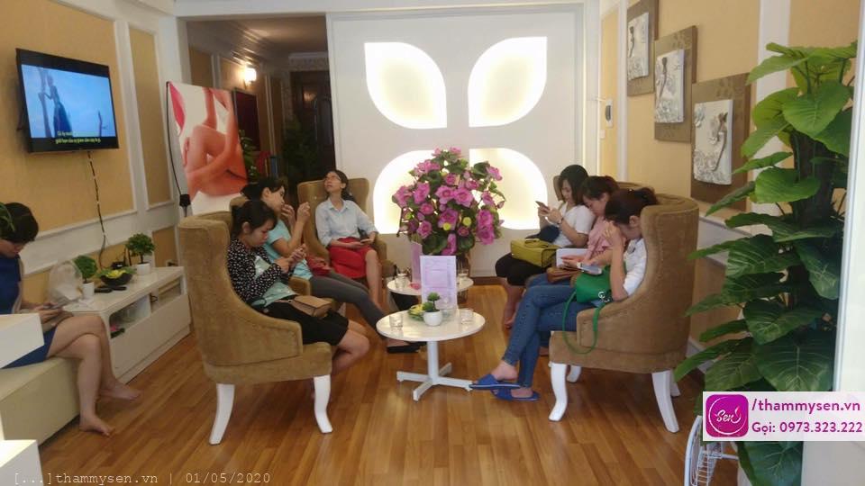 Khách hàng trị thâm chân tại thẩm mỹ Sen