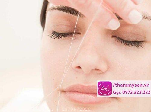 Sử dụng sợi chỉ để se lông mép