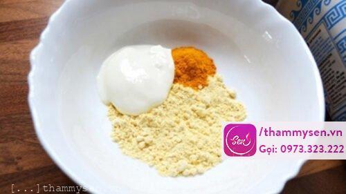 Sử dụng sữa chua bột đậu và nghệ làm hỗn hợp mờ ria mép