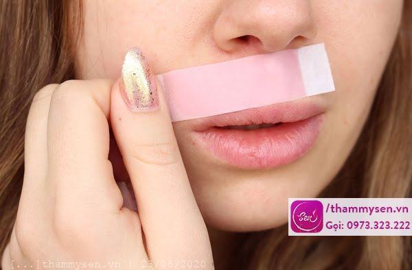Wax ria mép bằng miếng wax