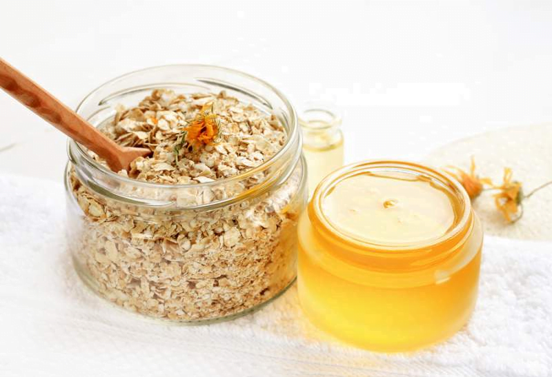  Kết hợp dầu dừa với yến mạch làm mặt nạ trắng da cấp tốc