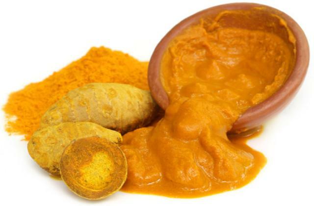 Tẩy lông mép tại nhà bằng bột nghệ và sữa