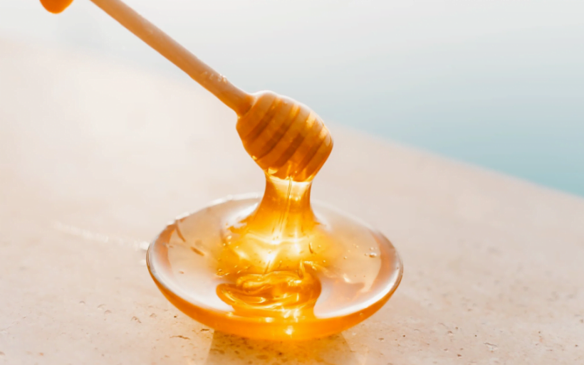 Tẩy trắng da bằng mật ong